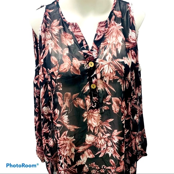 janikk_1's tweet photo. So good I had to share! Check out all the items I'm loving on @Poshmarkapp from @2ravenshustle #poshmark #fashion #style #shopmycloset #eyeshadow #pinkblush #hm: https://t.co/YEqGryJm6r https://t.co/HBg2h1OM5W