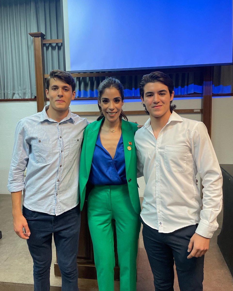 osvaldoshez's tweet photo. Muchas felicidades amiga Diputada @DianaKarinaBa, gracias por la invitación a su primer informe legislativo en el que demostró el gran trabajo que realiza y fue un gusto saludar al Presidente de la Cámara de Diputados @Sergeluna_S https://t.co/SF610UgMbs