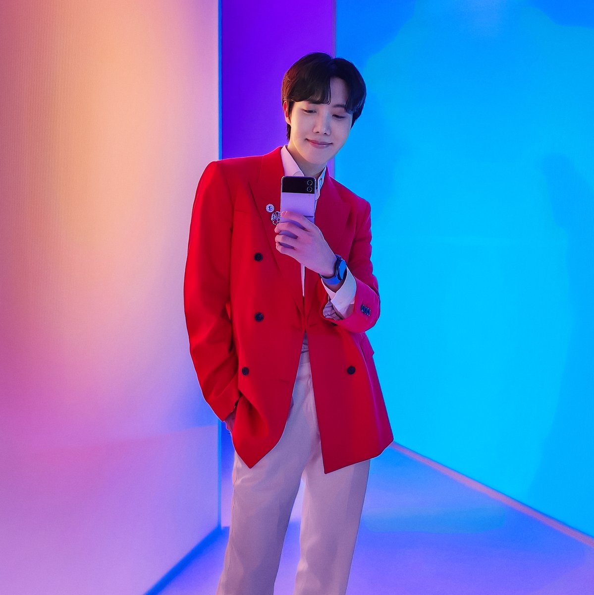 SamsungMobile's tweet photo. Just imagining all the perfect selfies #jhope took on his #GalaxyZFlip4 💜. #GalaxyxBTS @BTS_twt https://t.co/u8rriYUdsd