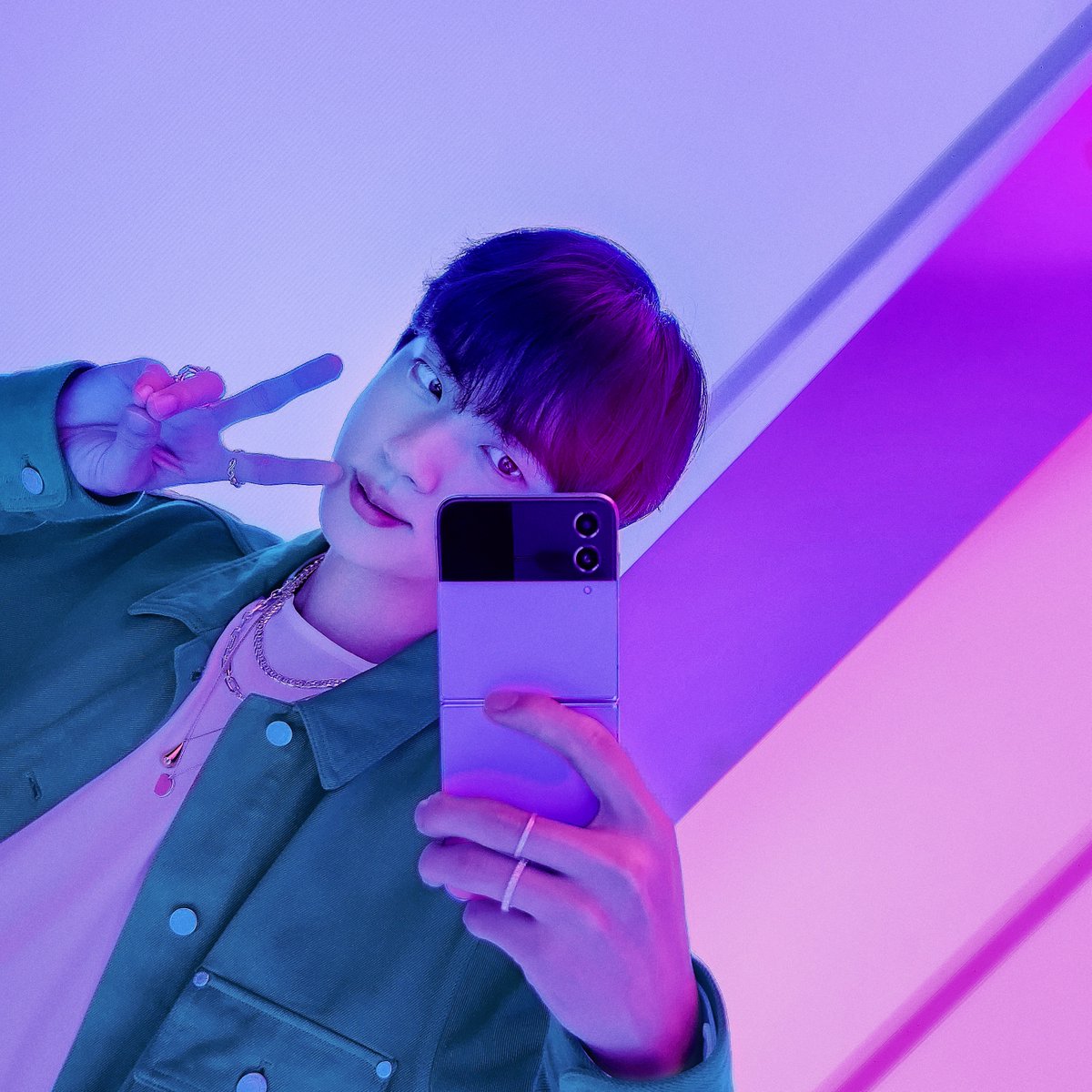 SamsungMobile's tweet photo. Handsome and even cute? It's #Jin giving a V-sign for a selfie with the #GalaxyZFlip4. #GalaxyxBTS @BTS_twt 💖 https://t.co/1Nmr9Gzi4t