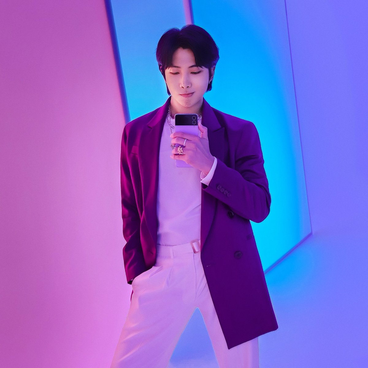 SamsungMobile's tweet photo. Just when we thought #RM couldn’t look hotter... ❤️‍🔥 he’s here to serve with the new #GalaxyZFlip4. #GalaxyxBTS @BTS_twt https://t.co/mX8ypLWs2Q