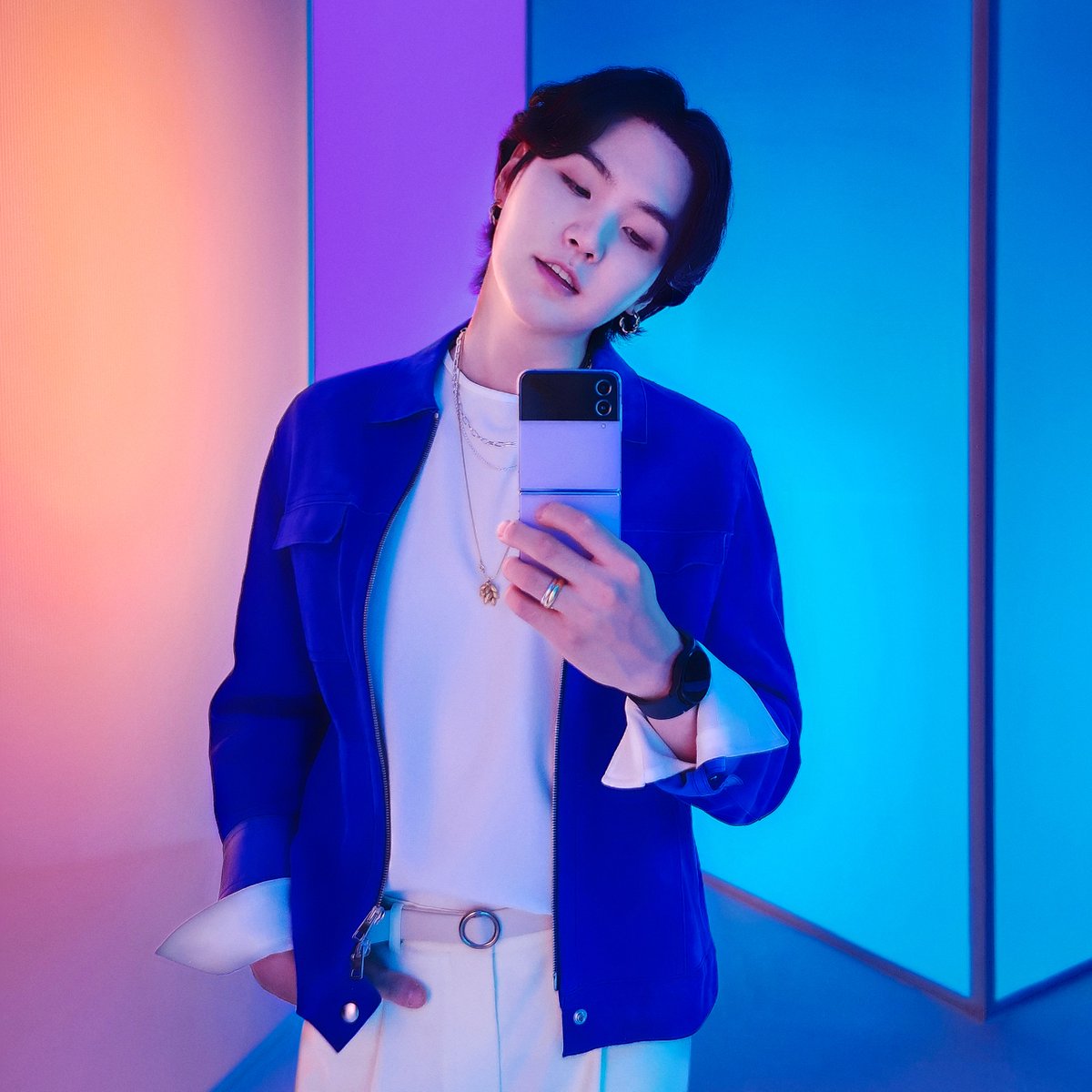 SamsungMobile's tweet photo. Ahh sweet #SUGA… what better way to capture himself than with the new #GalaxyZFlip4? #GalaxyxBTS @BTS_twt 📸 https://t.co/M4yXfKPgNY
