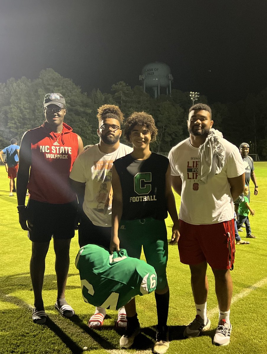 Joyfulmovers's tweet photo. Great game tonight! Proud of @DonaldHaleyJR! Thanks for coming to watch your brother play! @Davinvann1 @RylanVann @EzUdoh #IMPfamily #RockinWithTheVannHaleys #Football #ItsInTheBlood #Siblings https://t.co/0lmxDCPsGu