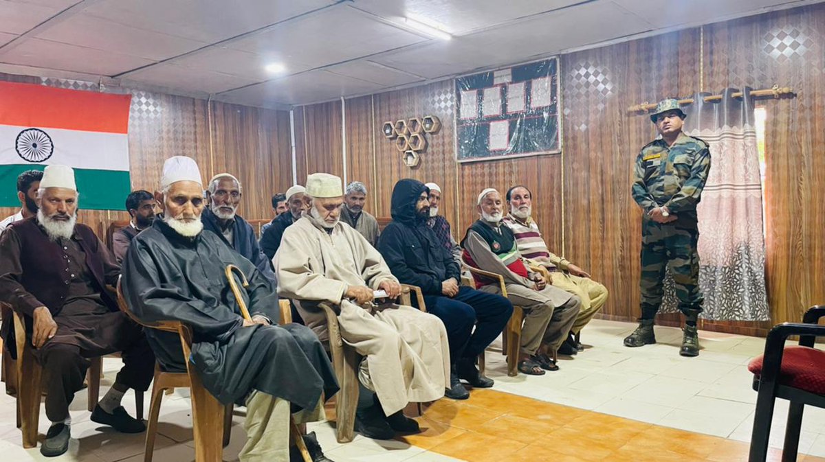 Raziya_Lolabi's tweet photo. Ex-servicemen meet held at Krusan, Lolab by Krusan COB of Indian Army, where 16 Ex-servicemen participated.
#HumSayaHaiHum
#JawanAurAwam
#ProsperousKashmir
#PatriotsOfKashmir
#RepublicansOfIndia
#IndianArmy https://t.co/POnfnfot5o