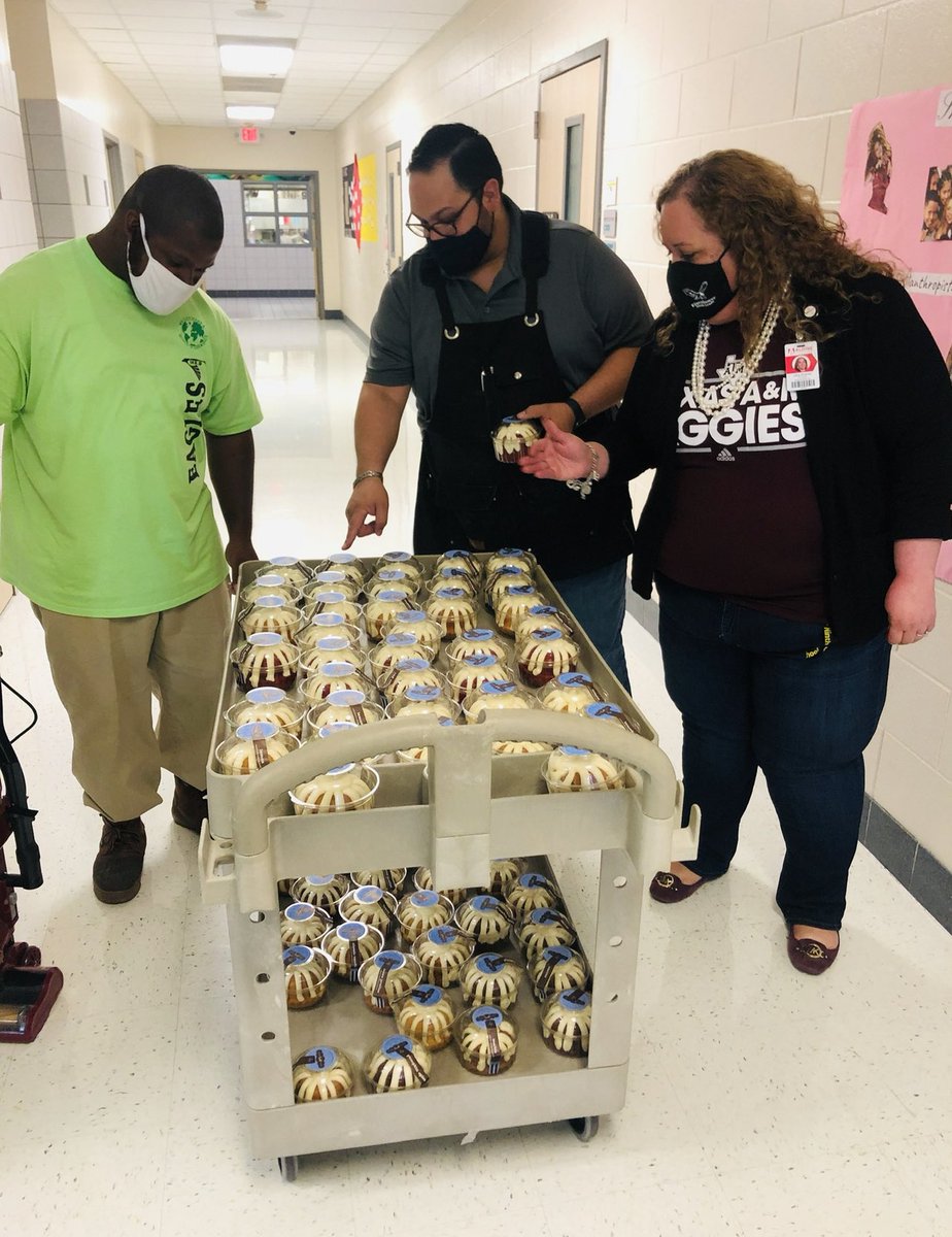 MrsGarner08's tweet photo. A just because treat! We ♥️ and appreciate our IB educators and staff! @JEOcanas1 @AldineISD @Ike9_AISD @KatyRoede @ToddLindeman4 @tdavis_aldine @drgoffney https://t.co/7NnHQUIKnh