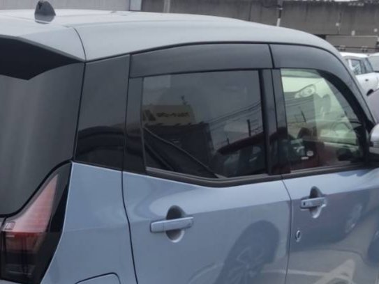 KXKt3XbmtxMWJgU's tweet photo. 納車予定の日産サクラ
販売店から連絡があり、シーズンカラーを選んだのに標準装備のルーフサイドステッカーが付いていないとのこと
ある意味レア車が来たわけだけど、どうしたものか https://t.co/b2Hrun2nDV