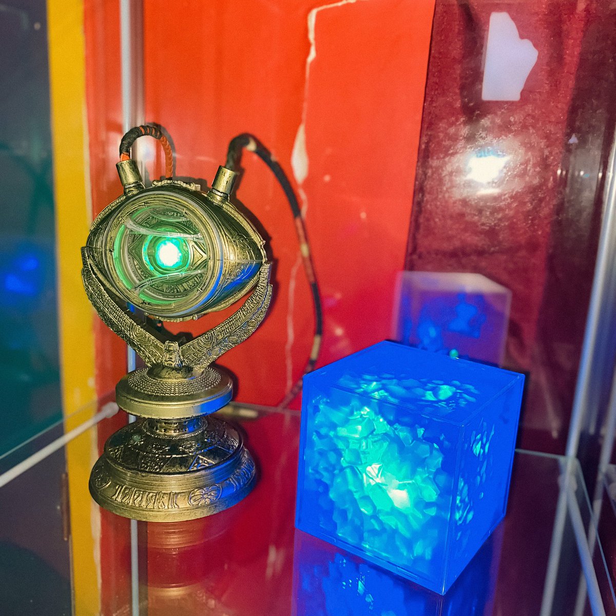 SimonLara's tweet photo. Before creation itself, there were six singularities. Then the universe exploded into existence, and the remnants of these systems were forged into concentrated ingots... Infinity Stones. #MCU #marvellegends #teseract #agamottoeye #timestone #powerstone #avengers #doctorstrange https://t.co/1pUhzxRu9K