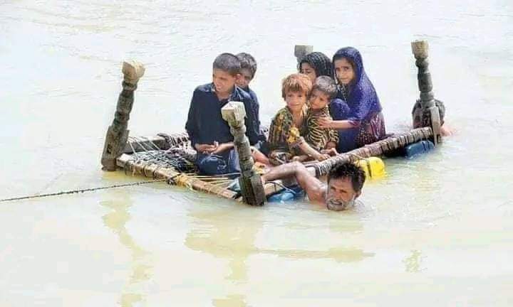 ramsha_mir's tweet photo. Tents used for Flood victims were cost Rs 4000 2 days back &amp; today it is for Rs 10000 . Are you guys real ! 
Doing business at this time ! 
SHAME on this Nation ! LOOK at these people " kids " Babies " old age people 💔
Arent you scared of Allah 💔😥 https://t.co/iovjaSDWiV