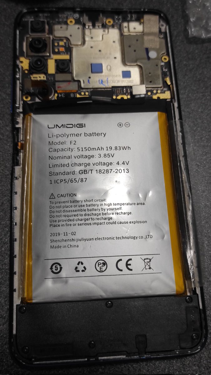 Shinya_G862's tweet photo. 一斉を風靡した過去の端末UMIDIGI F2の裏パネルが浮くとの事で修理依頼。
バッテリー⚡が膨張してしまってますね。バッテリー交換して様子見です☺
#UMIDIGIF2
#まだまだ現役
#バッテリー膨張
#バッテリー交換
#Android修理 https://t.co/4qmj2YZbxS