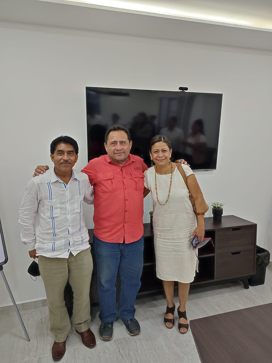 lsanchez_1999's tweet photo. Reunión de trabajo de Archivos municipales del estado.  Maestra Mireya Quintos Martínez, Directora de desarrollo Archivistico Nacional y Lic, Gabriel Caamal, Director General del Archivo del estado. @AliciaRicaldeOf @AGNMex @ADABIdeMexico #CuidarALaGente  #TodoSeaPorLosArchivos https://t.co/get3zkx5R1