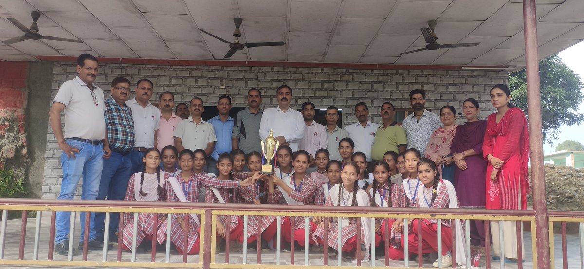 लगड़ू:- अंडर-19 छात्र और छात्राओं की खण्ड स्तरीय की विजेता टीम के खिलाड़ी व लगड़ू स्कूल के स्टाफ सदस्य।