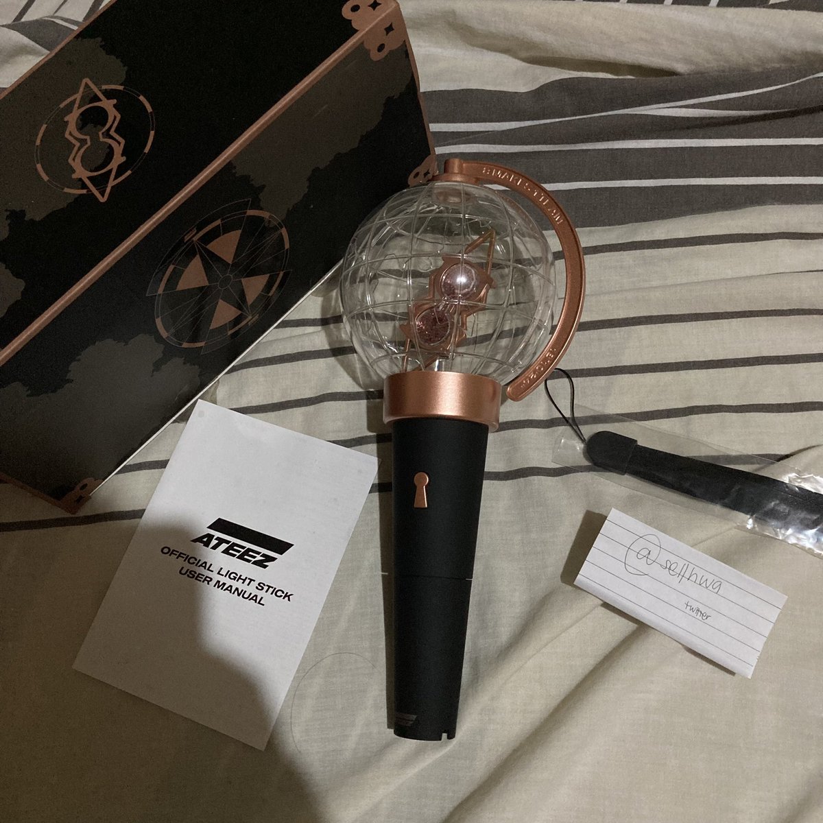 sellhwa's tweet photo. wts lfb ateez lightstick
#sellhwa
- P2,200 (P2,100 PAYO)
- onhand
- haven't used yet
- with free batteries (triple a)
- with dents sa box (as shown sa pics)
- no pcs included
* mop: gcash
* mod: jnt https://t.co/AbURHDMl79