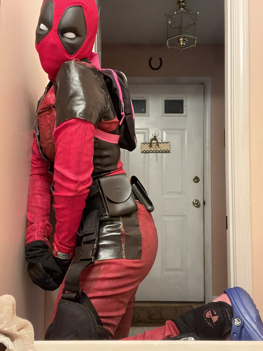 Artistmel1998's tweet photo. Sorry I’ve been ded on here. But here’s an update on cosplay that I’m continuing to build on. #deadpool #cosplay #dedinside https://t.co/Aoe5FV6UIr