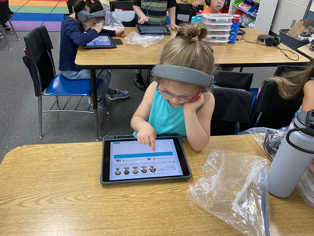 SingerStacy's tweet photo. Next stop @EzraElementary! Principal Bert Deremer was my kids’ first principal so she’ll always have a special place in my ❤️. I love how they make math challenging for ALL kids. Need extra help✅ Need a challenge✅ Need traditional instruction ✅ #somuchgoodness #Proud2bMPS https://t.co/ROLECOUCCb