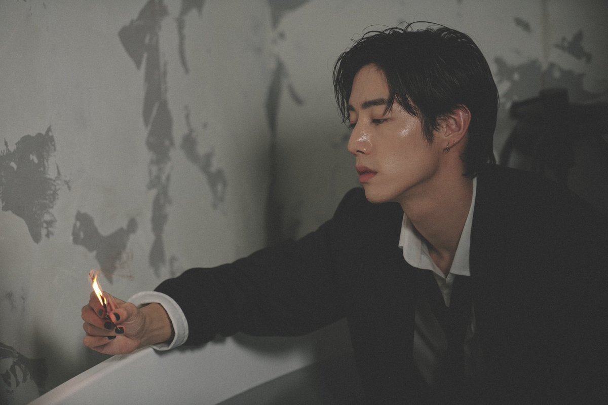 ELLEThailand's tweet photo. สิ้นสุดการรอคอย! กับโซโล่อัลบั้มแรกของ @marktuan 'the other side' พร้อมปล่อยมิวสิกวิดีโอเพลง far away ให้ได้ชมกัน วันนี้แอลนำภาพหล่อๆ คูลๆ ของพี่มาร์คจากกองถ่ายเอ็มวีมาฝากกัน

ชมเอ็มวีได้แล้วที่ https://t.co/D4iASebjaw

#MarkTuan #Mark       
#마크 #段宜恩 #theotherside #faraway https://t.co/zvQxyQEJax