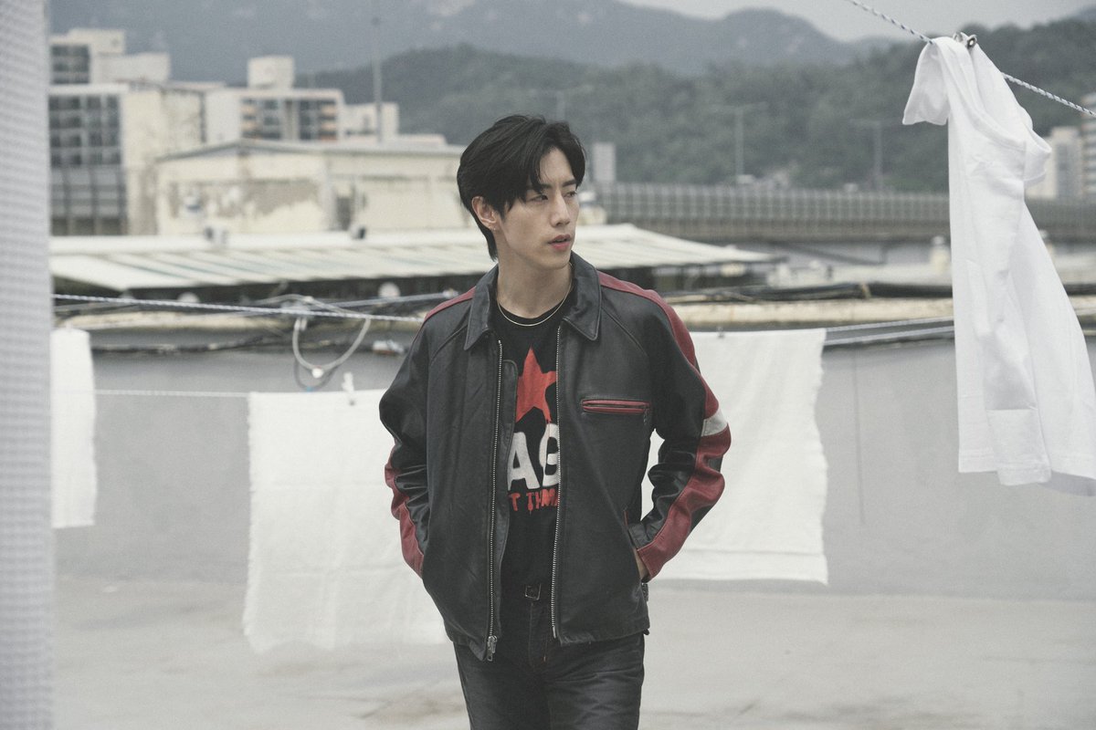 ELLEThailand's tweet photo. สิ้นสุดการรอคอย! กับโซโล่อัลบั้มแรกของ @marktuan 'the other side' พร้อมปล่อยมิวสิกวิดีโอเพลง far away ให้ได้ชมกัน วันนี้แอลนำภาพหล่อๆ คูลๆ ของพี่มาร์คจากกองถ่ายเอ็มวีมาฝากกัน

ชมเอ็มวีได้แล้วที่ https://t.co/D4iASebjaw

#MarkTuan #Mark       
#마크 #段宜恩 #theotherside #faraway https://t.co/zvQxyQEJax