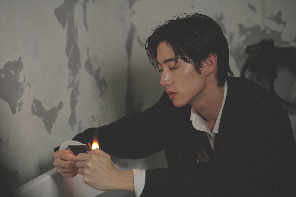 ELLEThailand's tweet photo. สิ้นสุดการรอคอย! กับโซโล่อัลบั้มแรกของ @marktuan 'the other side' พร้อมปล่อยมิวสิกวิดีโอเพลง far away ให้ได้ชมกัน วันนี้แอลนำภาพหล่อๆ คูลๆ ของพี่มาร์คจากกองถ่ายเอ็มวีมาฝากกัน

ชมเอ็มวีได้แล้วที่ https://t.co/D4iASebjaw

#MarkTuan #Mark       
#마크 #段宜恩 #theotherside #faraway https://t.co/zvQxyQEJax