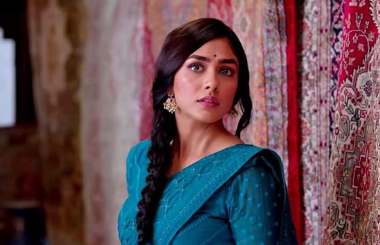 Zain_faathi's tweet image. அவளுக்கு என் மேல் பிரியமென்று சொல்லத் தெரியாது...
 திட்டத் தெரியாது...
 கொஞ்சவும் தெரியாது...

நான் வீணென்று தூக்கி வீசப்பட்டு விடக் கூடாதென்று ஆசைப்படுவாள்...❤

#அவள்_அப்படித்தான்! ❣️#fathi