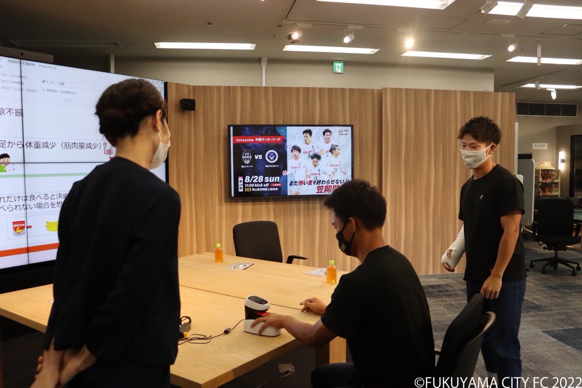 fukuyamacityFC's tweet image. #せとうちTechLAB にて栄養指導を行いました🍴

試合時に摂るべき捕食についての講習や、貧血チェックなどを行いました🌹

#オタフクソース （@Otafuku_s ）株式会社様に、栄養面のサポートをいただいております✨

しっかり栄養を摂って、必ずJFL昇格を成し遂げましょう✊🏻

#福山シティFC