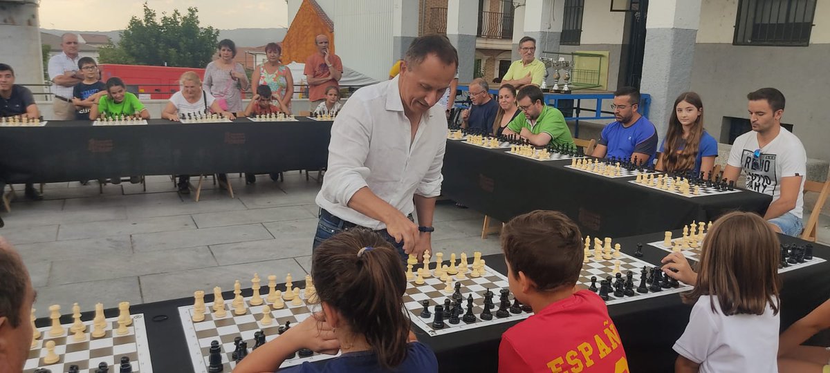 amadordelanava's tweet photo. Entusiasmo ajedrecístico ayer en #Ledrada donde jóvenes y mayores no dudaron en aguantar el chaparrón y seguir con las partidas. Al finalizar la partida simultánea se procedió a la entrega de premios del torneo celebrado el día 23 https://t.co/dqeWOtke8N