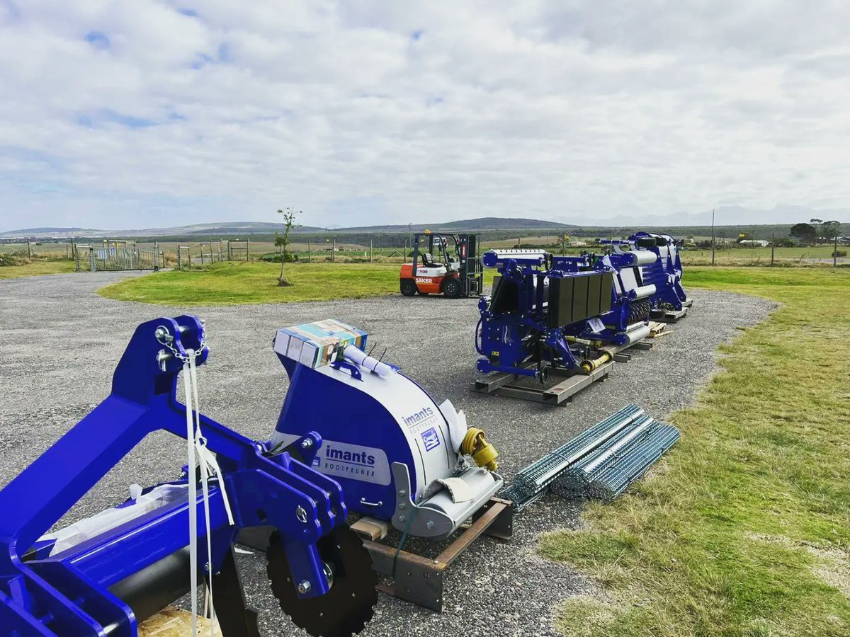 CampeyTurfCare's tweet photo. #CampeyMachinery has arrived in #SouthAfrica 🇿🇦 with our distributor #NanTurf
#campeyturfcare @ImantsBV #RootPruner #RecyclingDresser #FTM #CampeyUniverseRotor #Sumo #Bellonmit #suppliedbycampeyturfcare https://t.co/y1FCSvu1Yn
