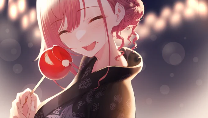 りんご飴を食べる夏葉さん 