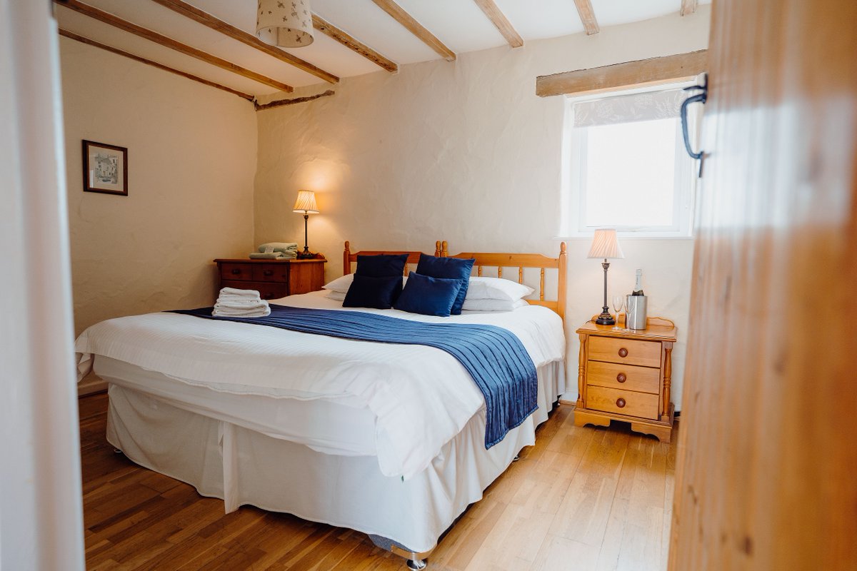 Here's a peek behind the door of our lovely property 'the Parlour', which perfectly combines a traditional Welsh cottage with all the modern touches you need for some summer relaxation!  ❤🏴