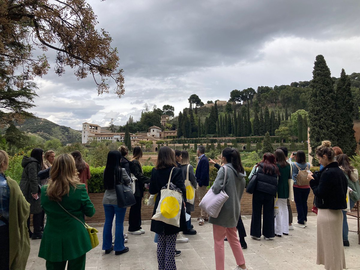congprotocolo's tweet image. 📷 Recordando el #CIPROGRANADA22:

Así fue la experiencia en el @paradores de Granada en la que los congresistas pudieron conocer cómo se aplica el protocolo a la restauración y muchos otros detalles que les contó durante la visita Marian Montero, directora del Parador.