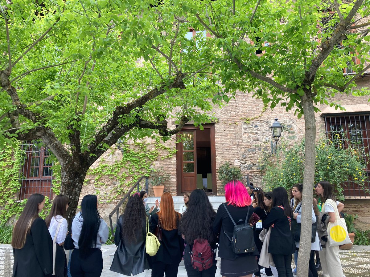 congprotocolo's tweet image. 📷 Recordando el #CIPROGRANADA22:

Así fue la experiencia en el @paradores de Granada en la que los congresistas pudieron conocer cómo se aplica el protocolo a la restauración y muchos otros detalles que les contó durante la visita Marian Montero, directora del Parador.