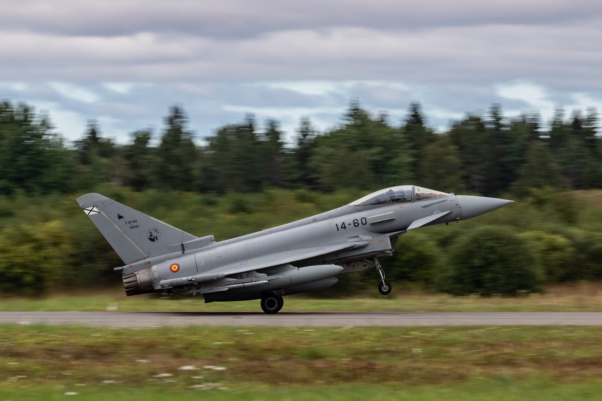 NATO_AIRCOM's tweet photo. Four 🇪🇸 Eurofighters landed at Ämari 🇪🇪 and joined the 🇩🇪 Eurofighters currently supporting #NATO's enhanced Air Policing mission in the Baltics

#SecuringTheSkies #AlwaysVigilant

Read more: https://t.co/C5ME3bz0Q6 https://t.co/cCDAF54e43