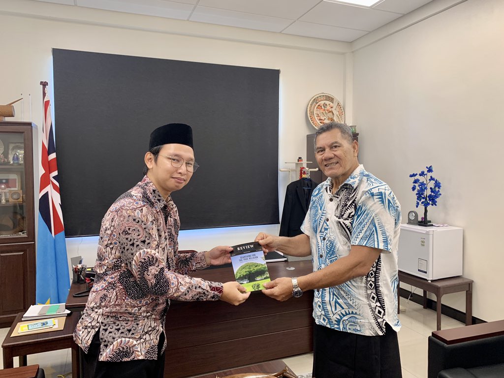 anuwRF's tweet photo. Alhamdulillah by the Grace of Allah, today we have a meeting with His Excellency Prime Minister of Tuvalu, Hon. Kausea Natano and given a chance to share and presenting the teachings of Islam and Ahmadiyyat to him.
We also gifted him copy of Te Kulani Tapu and some literatures. https://t.co/EeTGqlKDJ0
