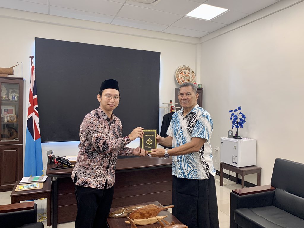 anuwRF's tweet photo. Alhamdulillah by the Grace of Allah, today we have a meeting with His Excellency Prime Minister of Tuvalu, Hon. Kausea Natano and given a chance to share and presenting the teachings of Islam and Ahmadiyyat to him.
We also gifted him copy of Te Kulani Tapu and some literatures. https://t.co/EeTGqlKDJ0