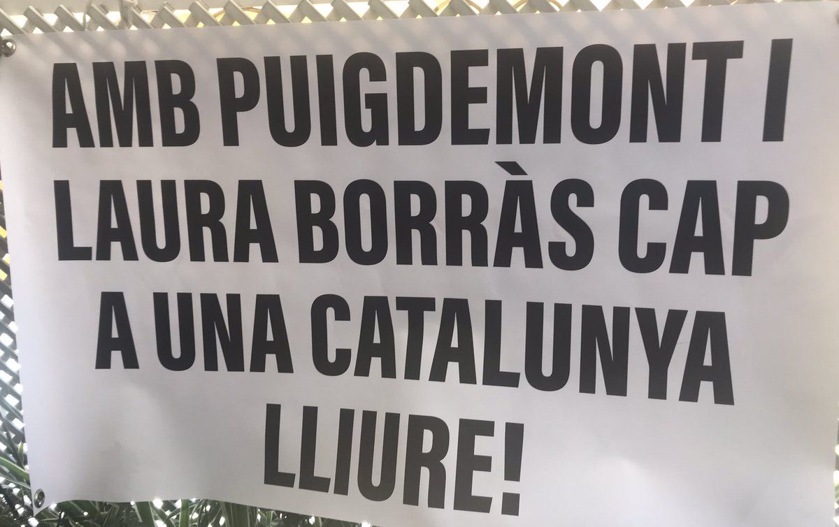 bertamontanerfa's tweet photo. Algú s’apunta a recomanar a l’@assemblea aquests nous eslògans? https://t.co/hAwNVLRW5I