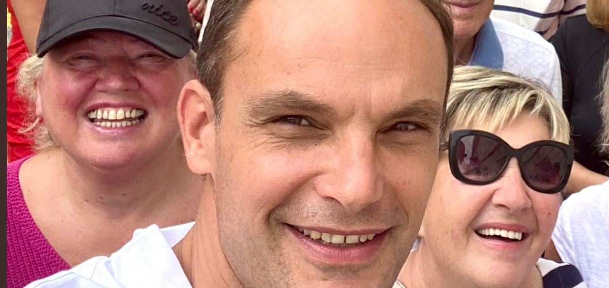 ddeebbee's tweet image. Caption this: