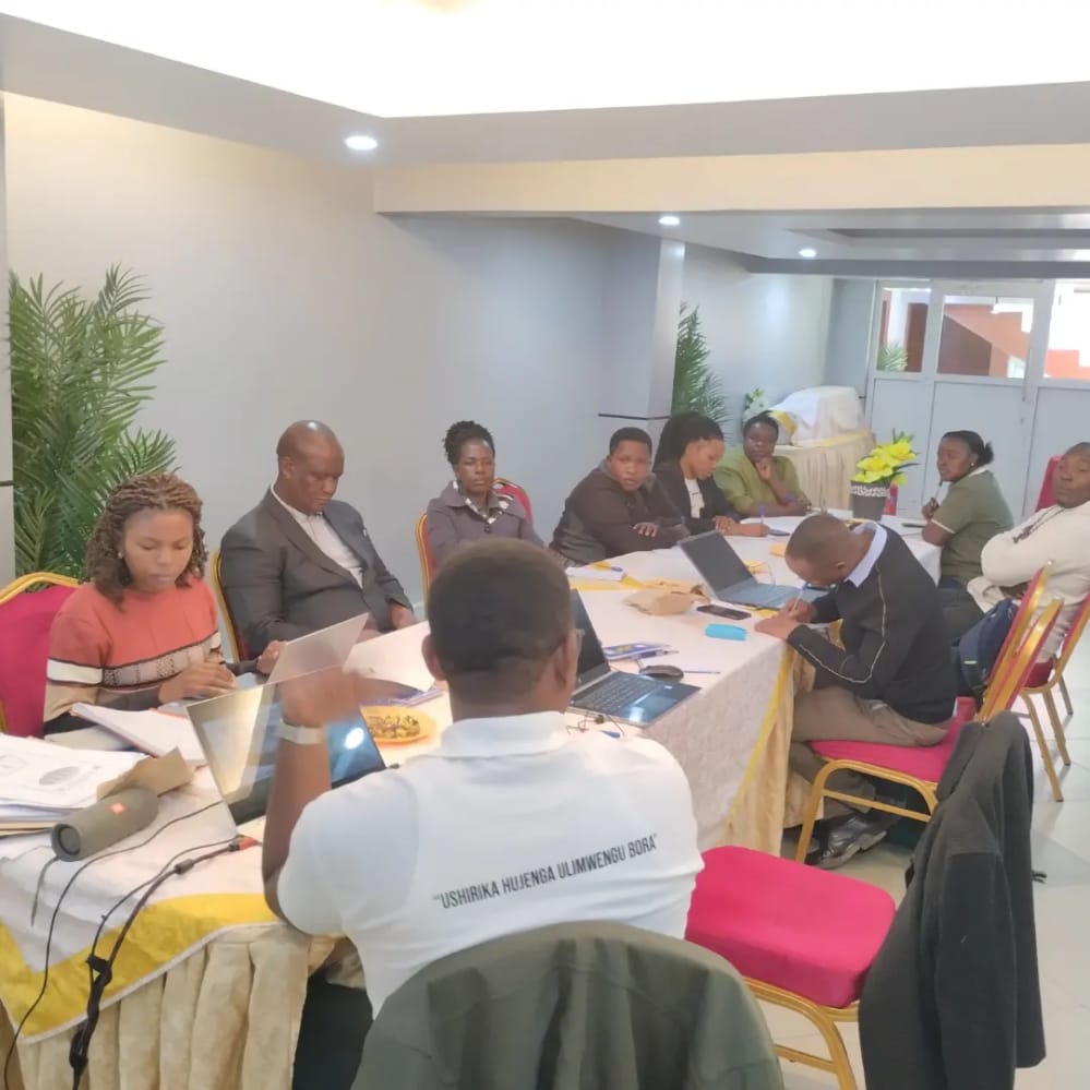 MAFUNZO ELEKEZI YA MFUMO WA STAKABADHI ZA GHALA KWA KAMPUNI ZA KAHAWA MKOANI MBEYA.

Kaimu Meneja Uratibu Huduma Bw. Erick Elly Temu, akitoa mafunzo elekezi kwa kampuni za kahawa juu ya Mfumo wa Stakabadhi za Ghala (WRRB) Mkoani Mbeya. 

#Stakabadhi_Ghalani
#kazi_iendelee🇹🇿