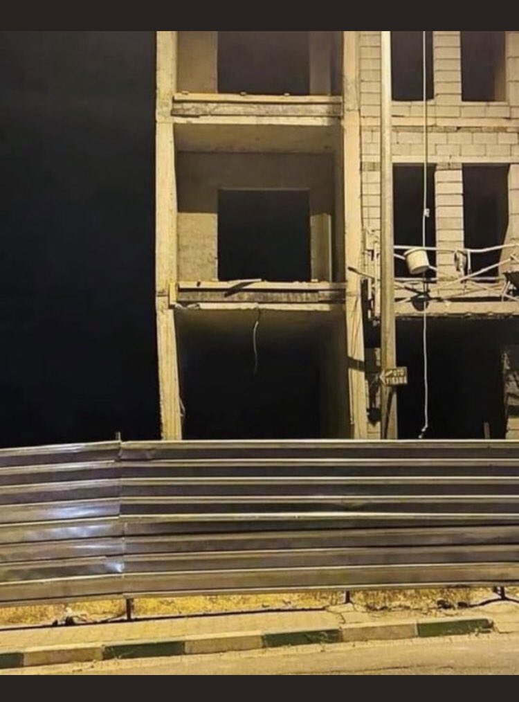 AliBayram_12's tweet photo. Olası bir depremde bu binalar yıkılır burada yaşamak zorunda kalan insanlar hayatını kaybederse sorumlusu önce ruhsat veren sonra susup izleyen bütün memlekettir. 

Kauai kuşuna gösterilen hassasiyetin birazını da yönettiğiniz halka gösterin. 
#TOKİ https://t.co/eLazbOCm9Y