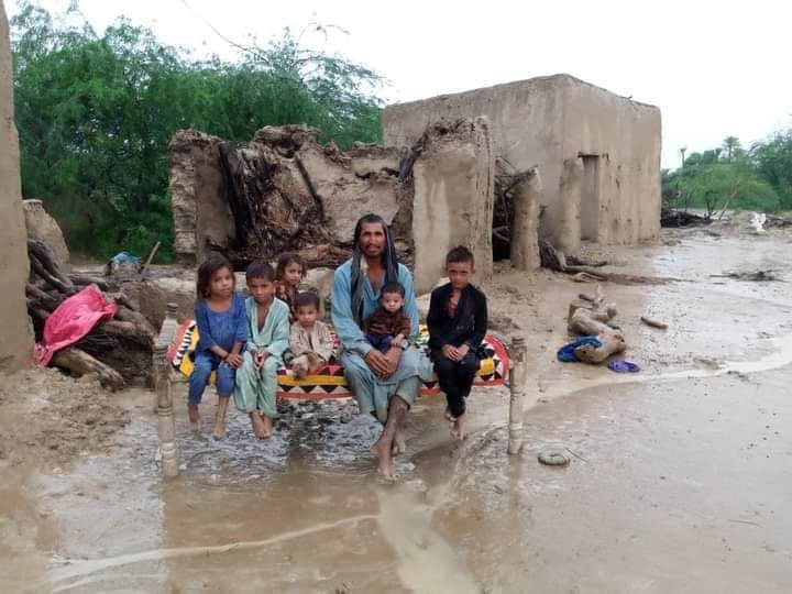 MahrangBaloch_'s tweet photo. قدرتی آفات نے بلوچستان کوجھنجھوڑ دیا ہے مگر بے ضمیر لوگ اس وقت بھی اپنےایمان کاسودا کررہے ہیں۔بے حس وانسانیت سے عاری اراکین اسمبلی امدادی سامان کو اپنے وتاخ میں جمع کررہےہیں

فلاحی ادارے،این جی اوز، تنظیمیں اپنی امداد کسی بھی صورت انکے پاس جمع نہ کریں،براہ راست متاثرین تک پہنچائے https://t.co/7ckyOUkZ5p