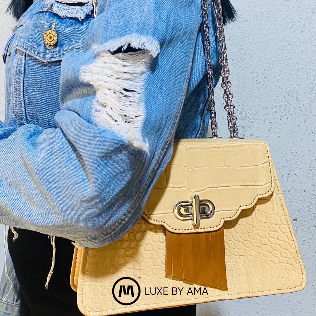 AMALeathers's tweet photo. With less that $300 in Nigeria, get this design delivered to you faster than AliExpress.

This is the bag you carry when you just need to move your iPhone or any phone and you don't want to carry much.

Be on your Selena Gomez with the AYEEDUN MINI design

Price: ₦11,000 https://t.co/Q9yBuyUDFl