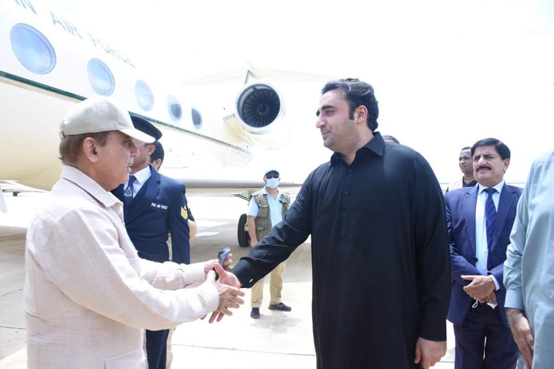 DrShahnazSolngi's tweet photo. سکھر: چیئرمین پ پ پ و وزیر خارجہ @BBhuttoZardari اور وزیر اعظم محمد شہباز شریف کوسکھر کی ضلعی انتظامیہ اور PDMA کےنمائندے ��یلاب متاثرین کی مدد اور تباہ شدہ انفراسٹرکچر کی بحالی کے لیےجاری کاموں پر بریفنگ دےرہے ہیں
چئیرمین نے وزیراعظم کا سکھر پہنچنے پر استقبال کیا https://t.co/Vd3EAAALlL