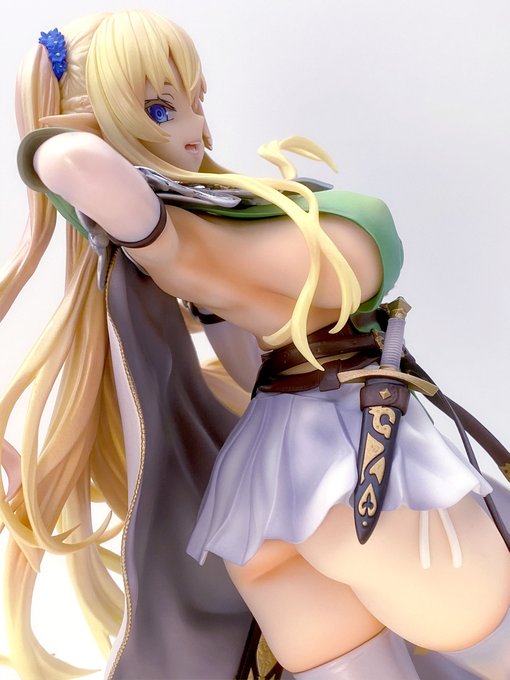 縁取りの入ったまつ毛に、この横からのおっぱいライン!
朝凪先生っぽさが見事に再現されております。 