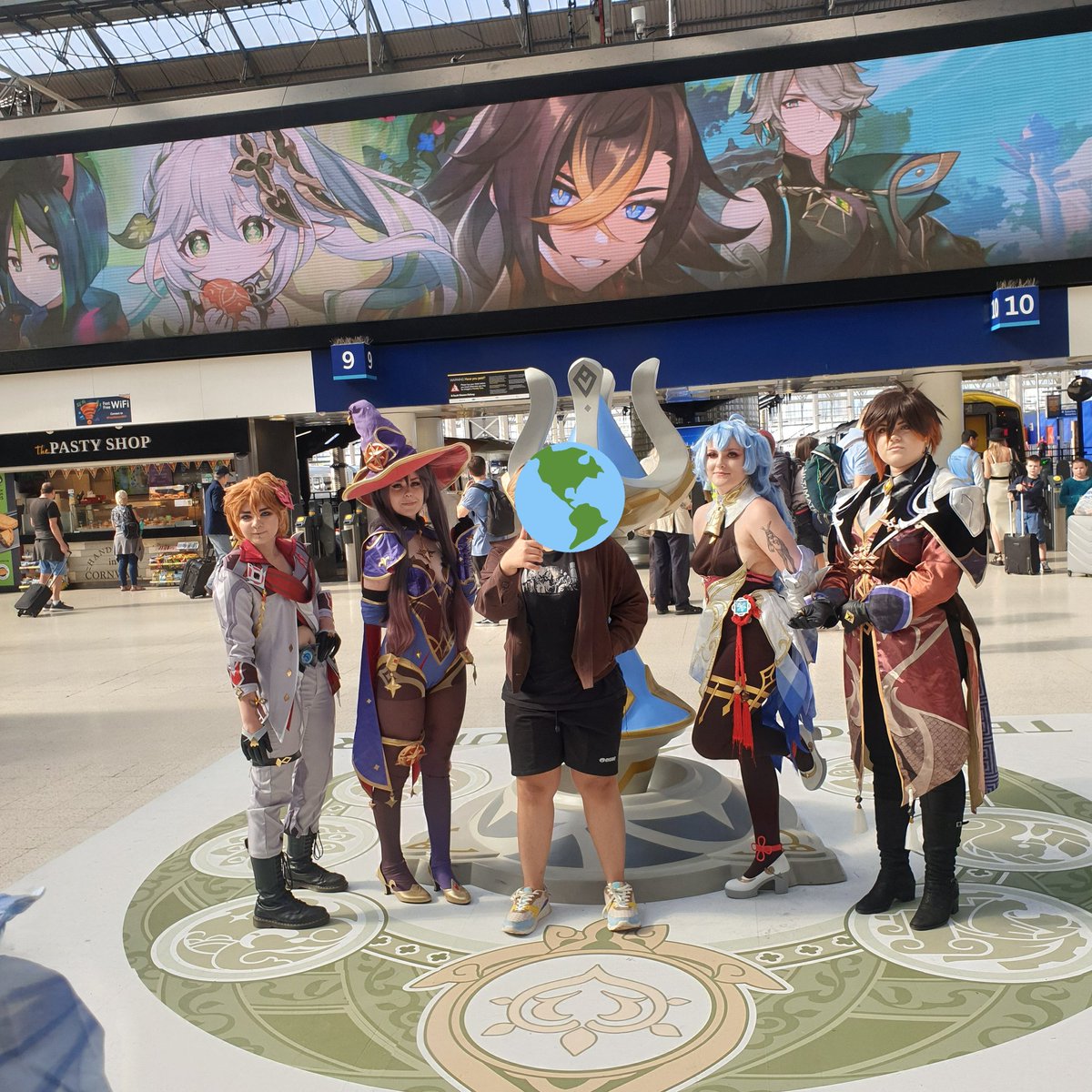 nanamazuo_o's tweet photo. #GenshinTeleport on waterloo station!!!! It's so close to my flat HAHAHAH it was nice and not that crowded lol but anyhow it was a nice experience! I got to meet some awesome cosplayers as well :"] https://t.co/gQ2D8OVKmu