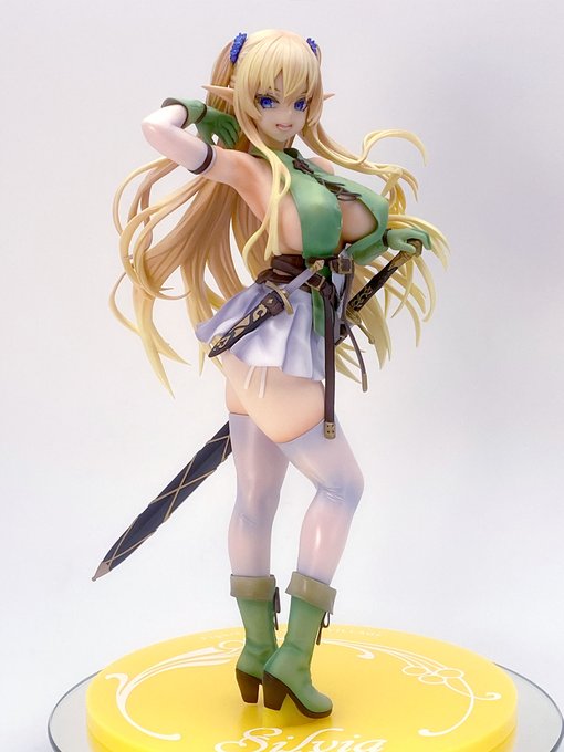 ローアングル撮影に入る前に
先に鎧とマントだけキャストオフさせましょう。
やはりこれくらいの軽装備の方が好みですね。 