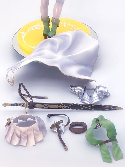 このフィギュアは実際に装備品を外すように
キャストオフ出来ます。とても拘りを感じますね。
半裸状態では、全く隠す意味をなさないビスチェを
挟むことで分割ラインの違和感をなくしています。 