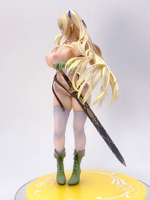 このフィギュアは実際に装備品を外すように
キャストオフ出来ます。とても拘りを感じますね。
半裸状態では、全く隠す意味をなさないビスチェを
挟むことで分割ラインの違和感をなくしています。 