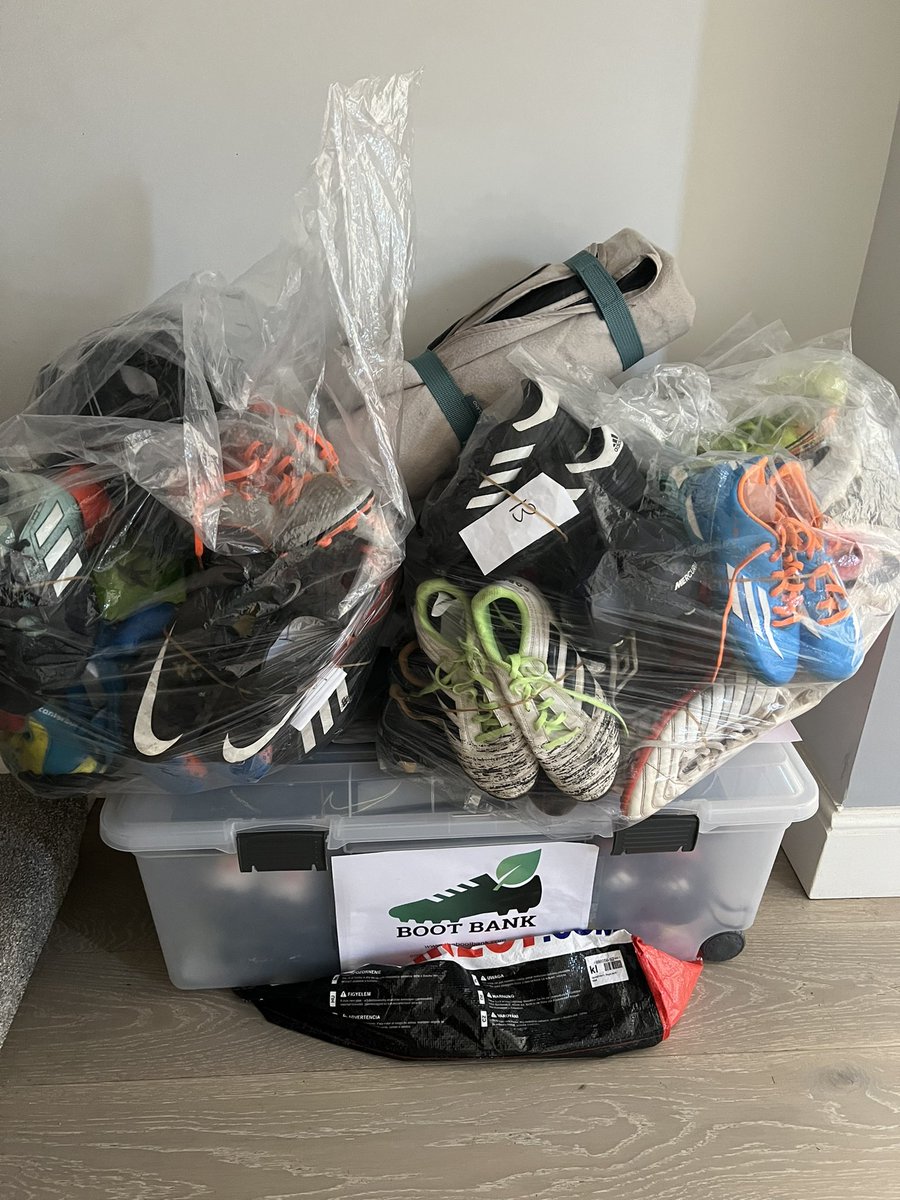 0liverQ's tweet photo. @TheBootBank All packed up and ready to go ! https://t.co/4yGXP5f8Pr