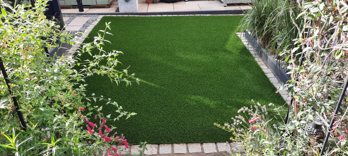 InfoArtgrass's tweet photo. A garden in Baldock, fully transformed using PAG Dynamic (32mm), a hard wearing, natural pile. The length of this grass makes it suitable for children and pets, plus it’s easy to maintain! Get in touch today! 07859 920561
https://t.co/UBlQNS8NJO 
#PAG #premiumartificialgrass https://t.co/WvS2H3Xl6Z