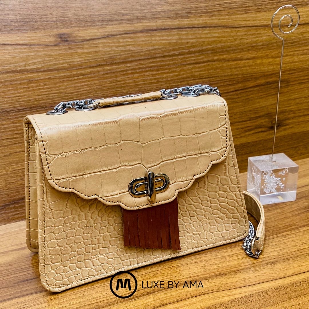 AMALeathers's tweet photo. With less that $300 in Nigeria, get this design delivered to you faster than AliExpress.

This is the bag you carry when you just need to move your iPhone or any phone and you don't want to carry much.

Be on your Selena Gomez with the AYEEDUN MINI design

Price: ₦11,000 https://t.co/Q9yBuyUDFl
