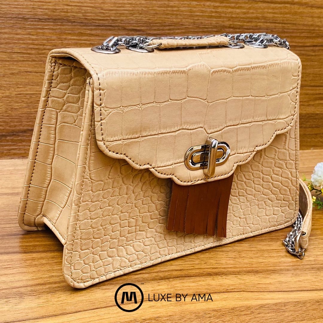AMALeathers's tweet photo. With less that $300 in Nigeria, get this design delivered to you faster than AliExpress.

This is the bag you carry when you just need to move your iPhone or any phone and you don't want to carry much.

Be on your Selena Gomez with the AYEEDUN MINI design

Price: ₦11,000 https://t.co/Q9yBuyUDFl