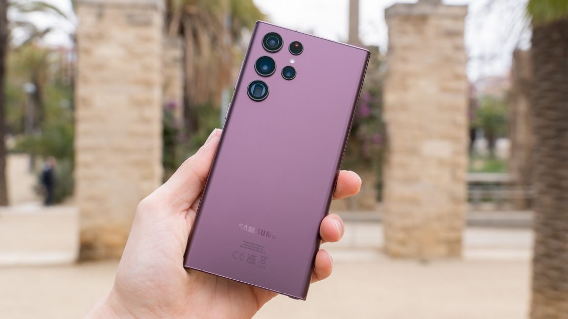 dancellofficial's tweet photo. Kalau suruh pilih 2 HP Sultan ini kalian pilih mana nih sob?? 
#SamsungS22Ultra atau
#iPhone13Pro https://t.co/KEpT7diVkZ
