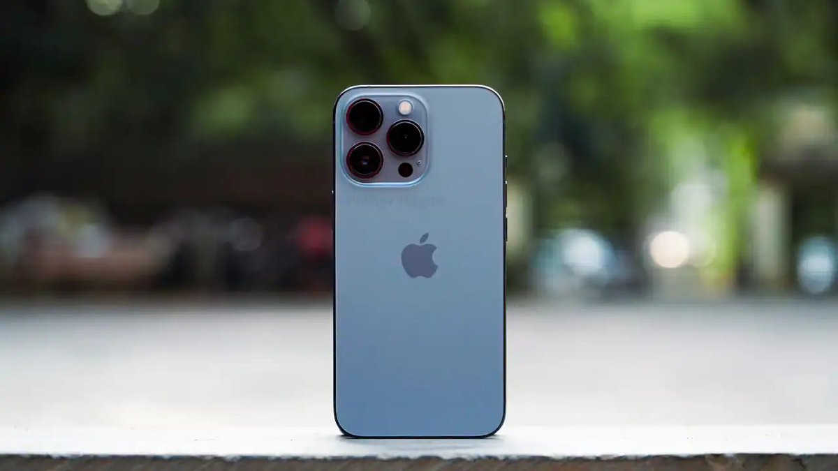 dancellofficial's tweet photo. Kalau suruh pilih 2 HP Sultan ini kalian pilih mana nih sob?? 
#SamsungS22Ultra atau
#iPhone13Pro https://t.co/KEpT7diVkZ